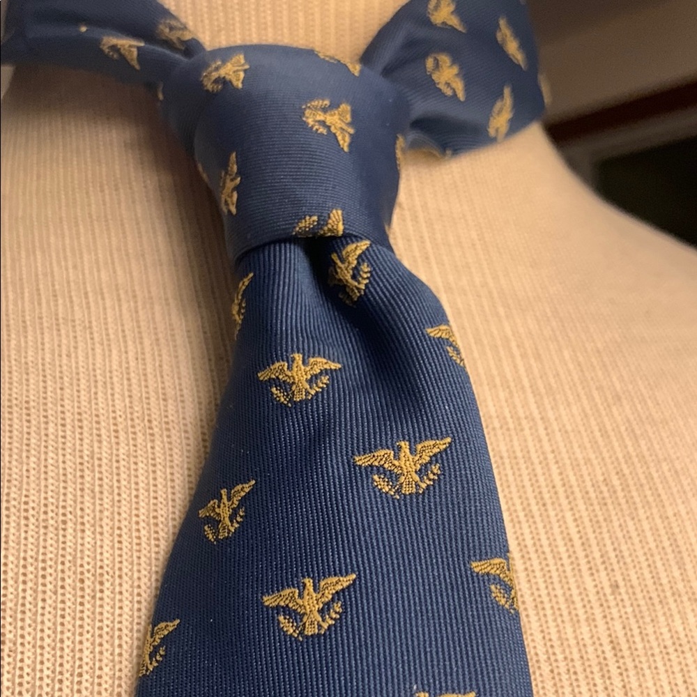 UNITED STATES INSIGNIA NECKTIE EAGLE CLASPING OLIVE BRANCH AND ARROWS